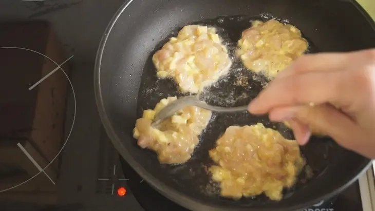 Рубленные котлеты из куриной грудки. сочные, мягкие и потрясающе вкусные!: шаг 3