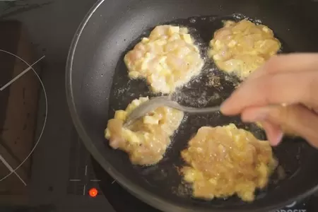 Рубленные котлеты из куриной грудки. сочные, мягкие и потрясающе вкусные!: шаг 3