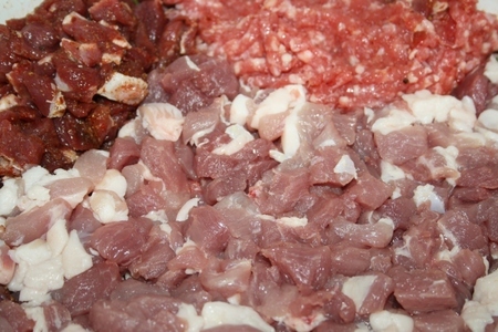 Острые говяжьи и чесночные свино-говяжьи домашние колбаски и тёплый соус "глянец" к ним: шаг 6