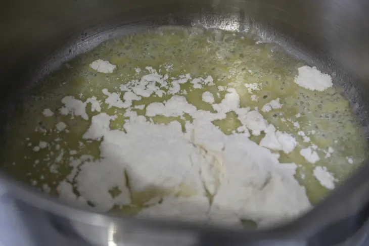 Блинно-мясной торт с соусом "бешамель": шаг 4
