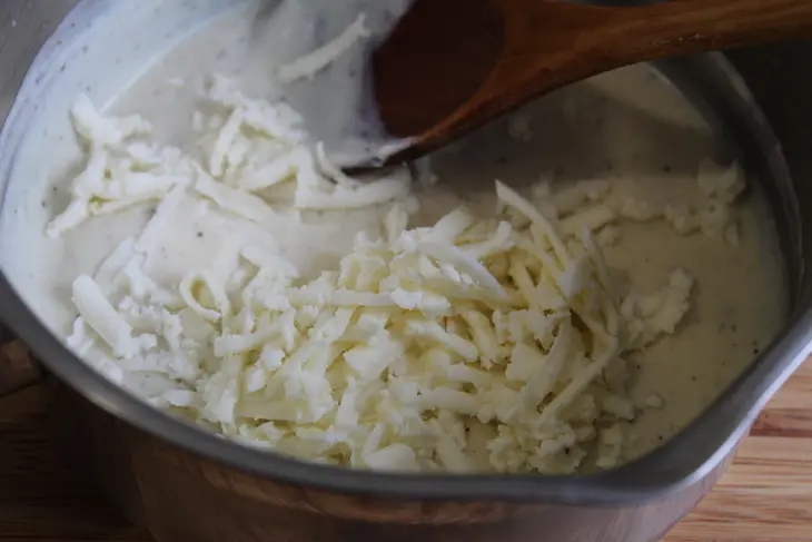 Блинно-мясной торт с соусом "бешамель": шаг 5
