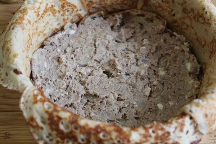 Блинно-мясной торт с соусом "бешамель": шаг 12