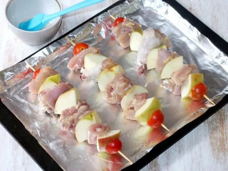 Шашлык из курочки с печеными яблоками: шаг 5