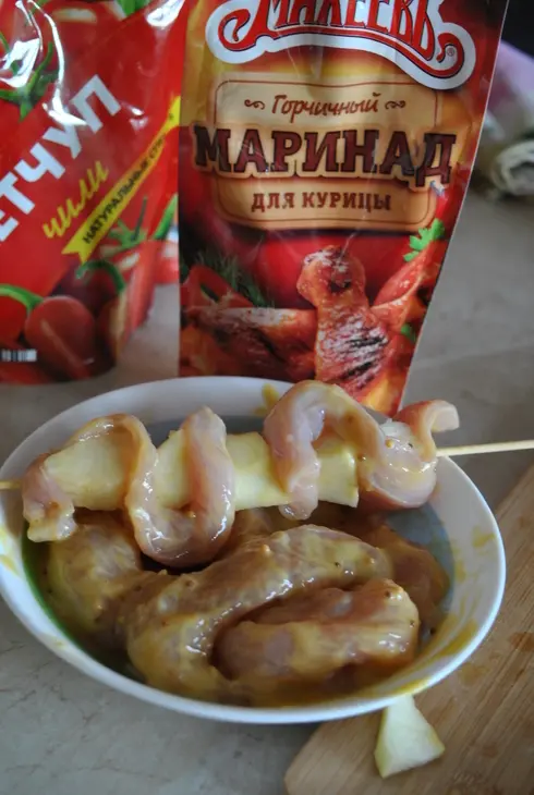 Мини-шашлычки из индейки в горчичном маринаде с фруктами «девичник»: шаг 4