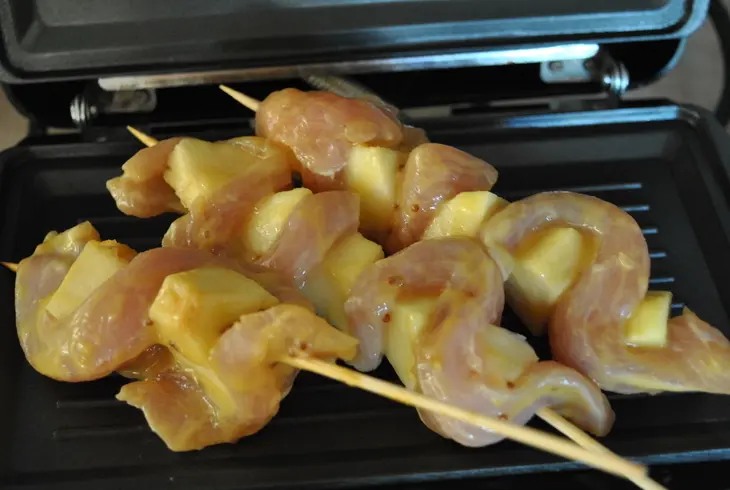 Мини-шашлычки из индейки в горчичном маринаде с фруктами «девичник»: шаг 5