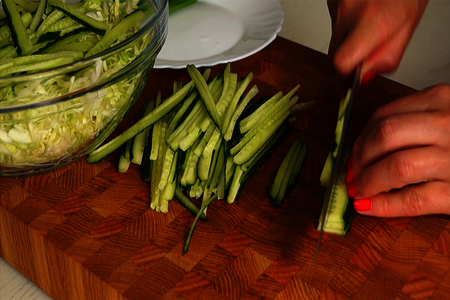 Салат с капустой и кукурузой | просто и вкусно!: шаг 2