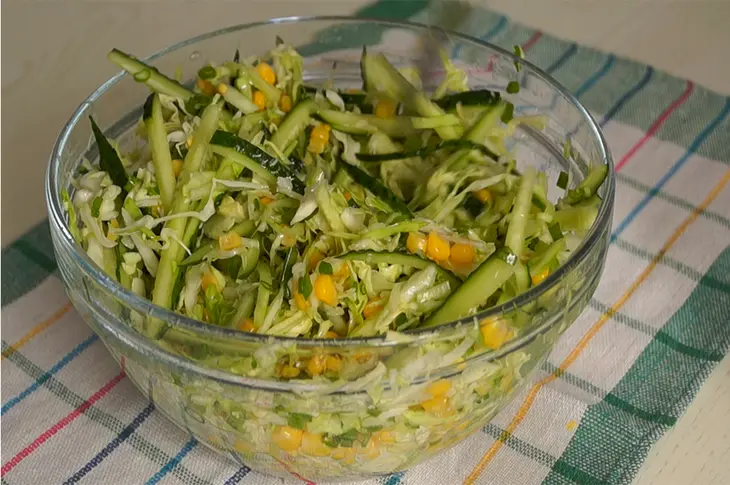 Салат с капустой и кукурузой | просто и вкусно: шаг 3
