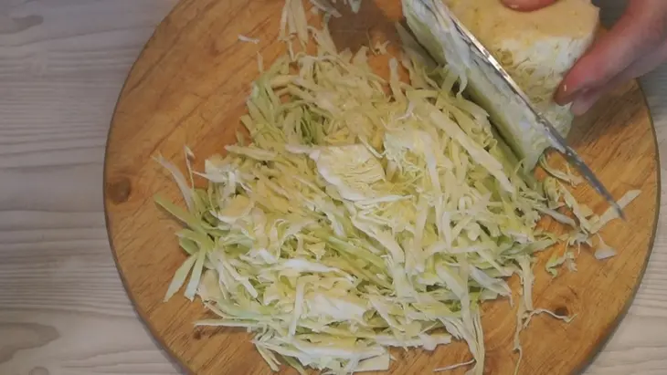 Салат с капустой, яйцом и зеленым горошком - быстро, просто и доступно: шаг 1