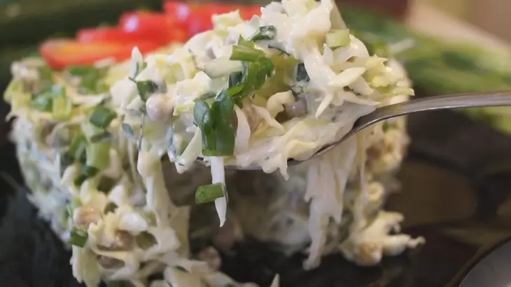 Салат с капустой, яйцом и зеленым горошком - быстро, просто и доступно: шаг 3