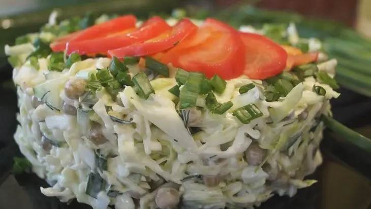 Салат с капустой, яйцом и зеленым горошком - быстро, просто и доступно: шаг 4