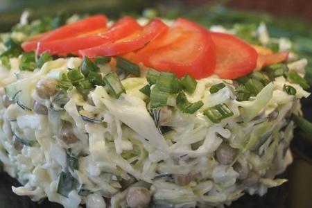 Салат с капустой, яйцом и зеленым горошком. быстро, просто и доступно! : шаг 4