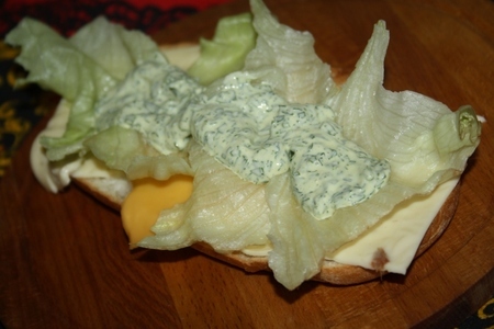 Клаб-сендвич с сосиской и зеленым майонезом: шаг 5