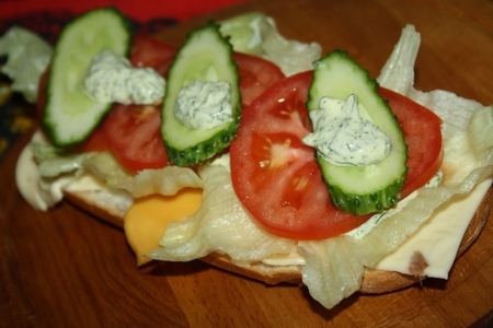 Клаб-сендвич с сосиской и зеленым майонезом: шаг 6