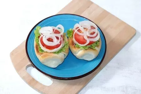 Домашний бургер с куриной котлетой: шаг 11