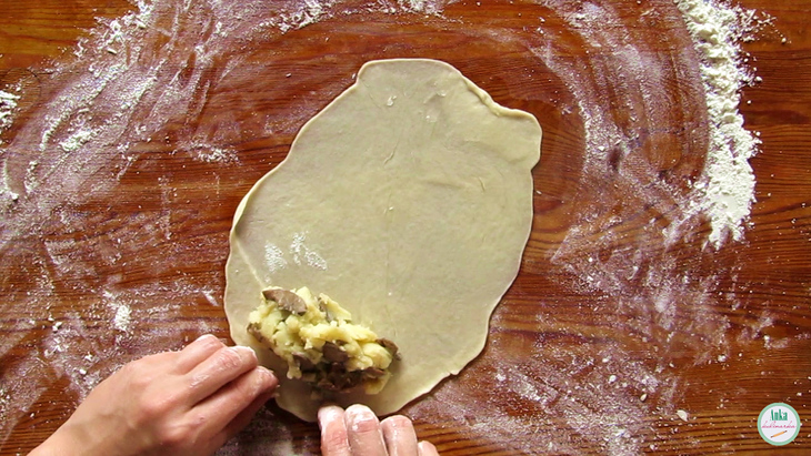 Вкусные пирожки из тонкого теста с картошкой и грибами : шаг 4