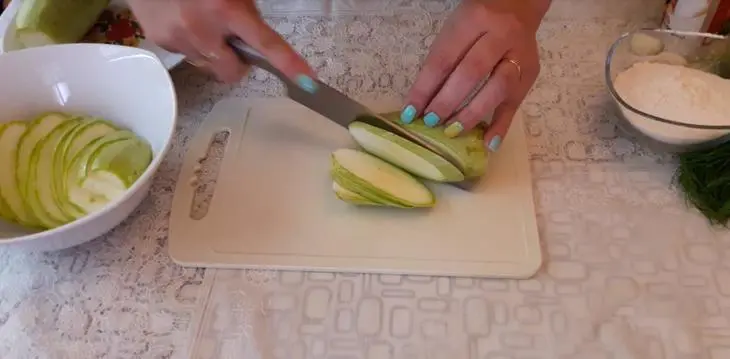 Кабачки жареные с чесночным соусом: шаг 2