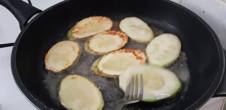 Кабачки жареные с чесночным соусом: шаг 3