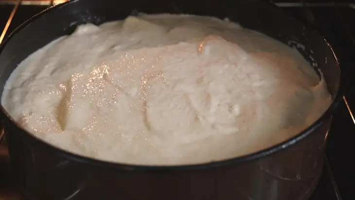 Манник на кефире с яблоками без яиц. нежный, пышный и всегда вкусный!: шаг 3