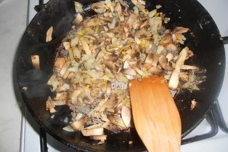 Пита с грибами, сыром и овощами: шаг 3