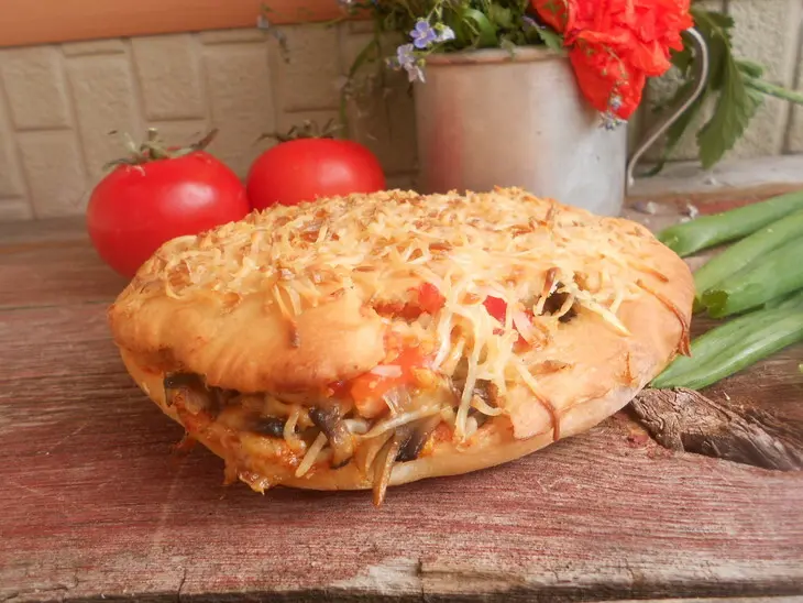 Пита с грибами, сыром и овощами: шаг 7