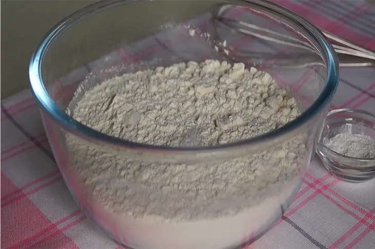 Тёртый пирог с творожной начинкой и орехами: шаг 1