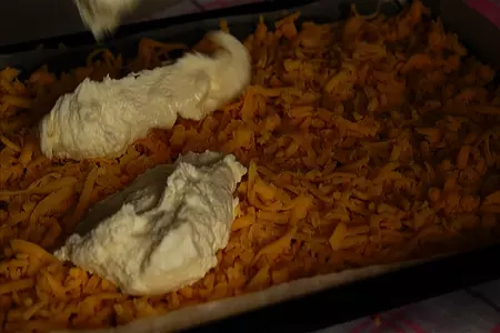Тёртый пирог с творожной начинкой и орехами: шаг 4