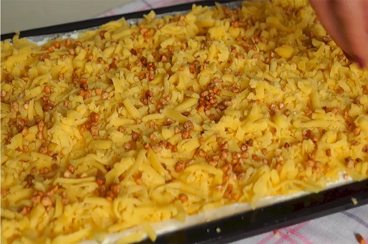 Тёртый пирог с творожной начинкой и орехами: шаг 5