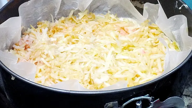 Ленивый яблочный пирог с манной крупой: шаг 4