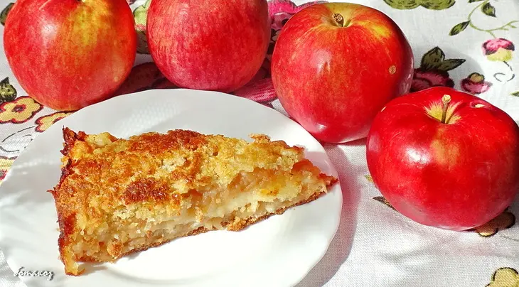 Ленивый яблочный пирог с манной крупой: шаг 8