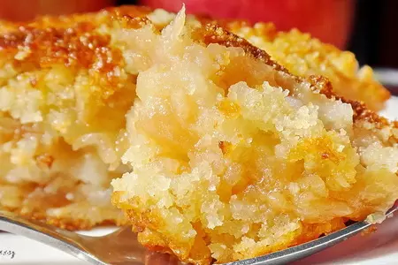 Ленивый яблочный пирог с манной крупой: шаг 11
