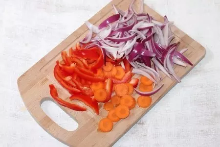 Горбуша запеченная с овощами и сыром: шаг 2