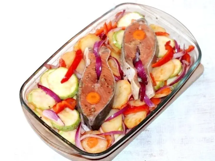 Горбуша запеченная с овощами и сыром: шаг 6