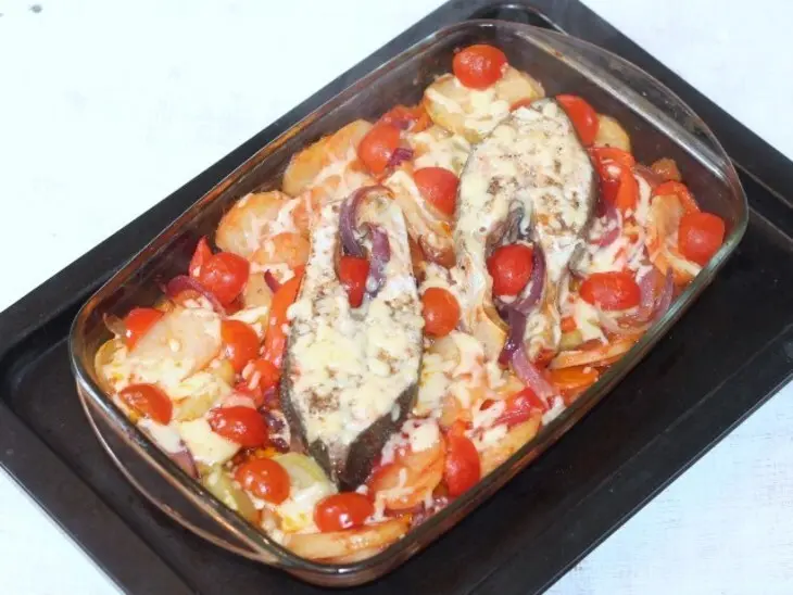 Горбуша запеченная с овощами и сыром: шаг 8