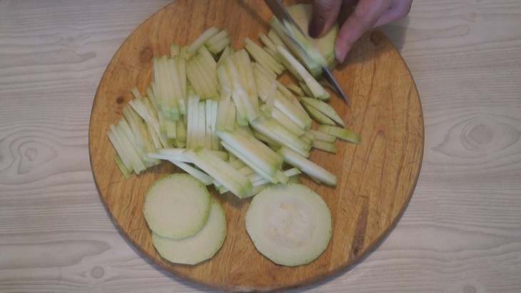 Легкий салат за 10 минут из капусты с кабачком. это стоит попробовать!: шаг 1