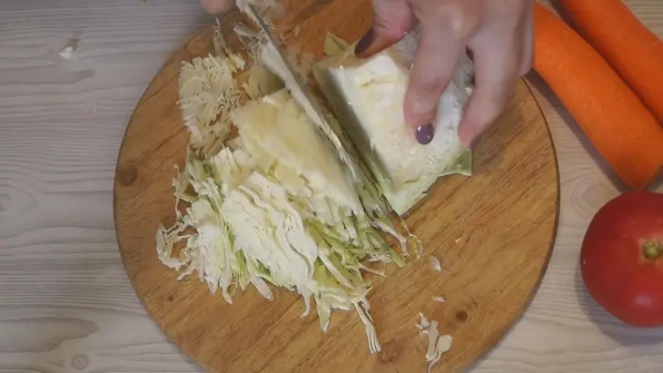 Сочная курочка на капустной подушке. просто, быстро и очень вкусно!: шаг 2
