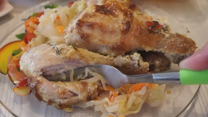 Сочная курочка на капустной подушке. просто, быстро и очень вкусно!: шаг 4