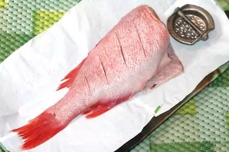 Запеченный окунь с кабачками и луком: шаг 1