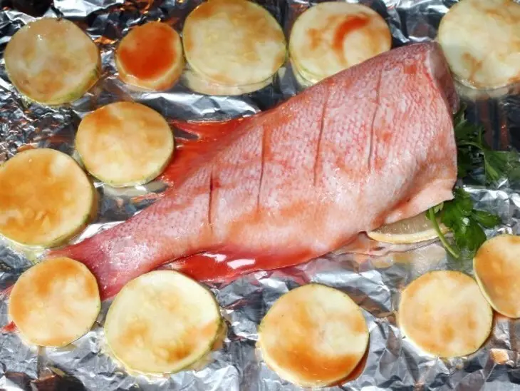 Запеченный окунь с кабачками и луком: шаг 4