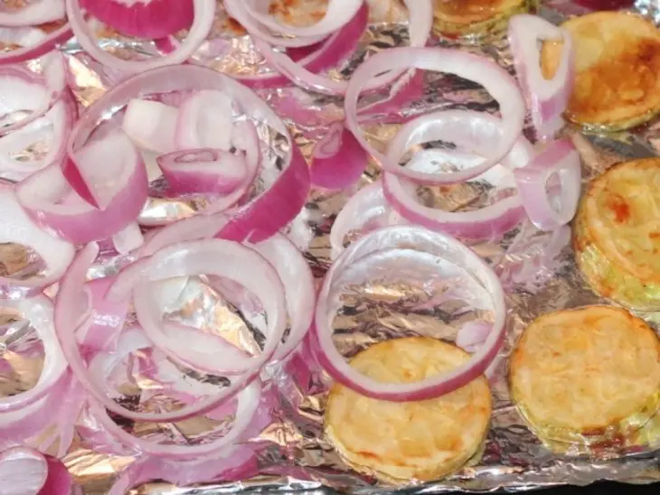 Запеченный окунь с кабачками и луком: шаг 5