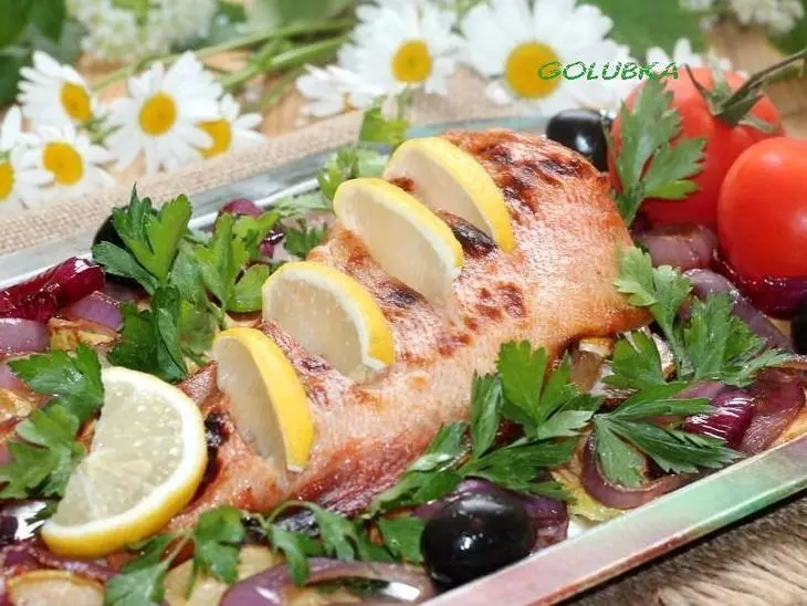 Запеченный окунь с кабачками и луком: шаг 6