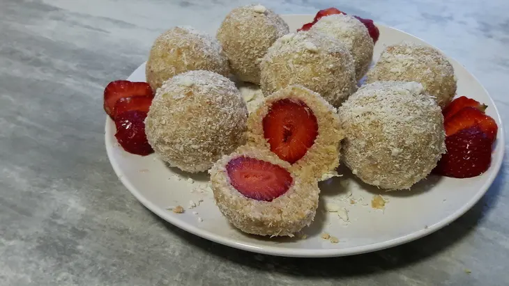 Десертные шарики с клубникой: шаг 1