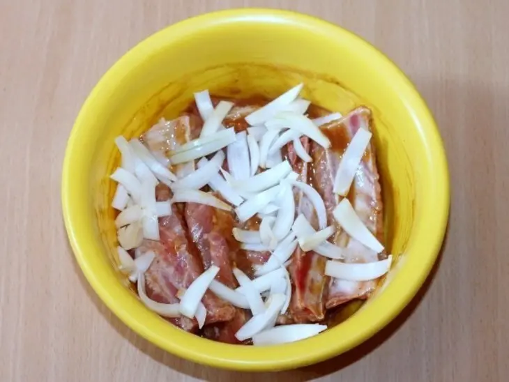 Свиные ребрышки с картофелем и луком: шаг 2