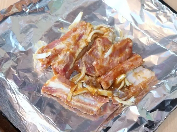 Свиные ребрышки с картофелем и луком: шаг 3