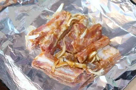 Свиные ребрышки с картофелем и луком: шаг 3