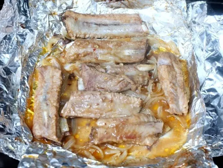 Свиные ребрышки с картофелем и луком: шаг 5