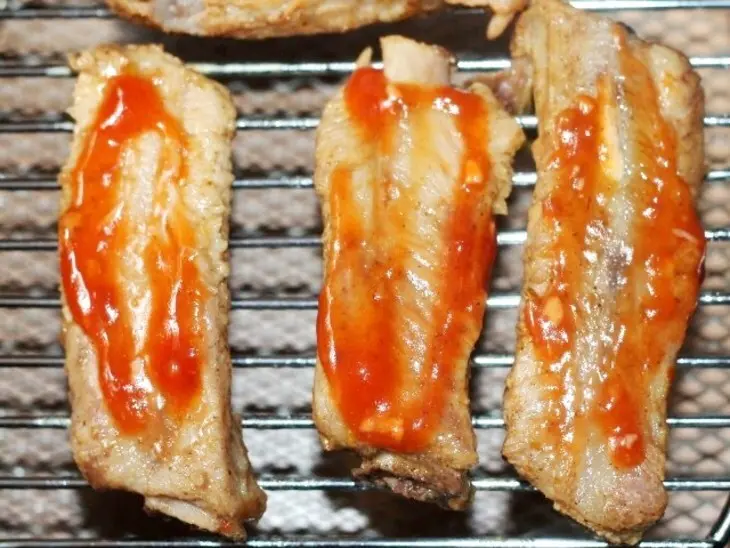 Свиные ребрышки с картофелем и луком: шаг 6