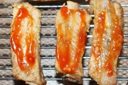 Свиные ребрышки с картофелем и луком: шаг 6