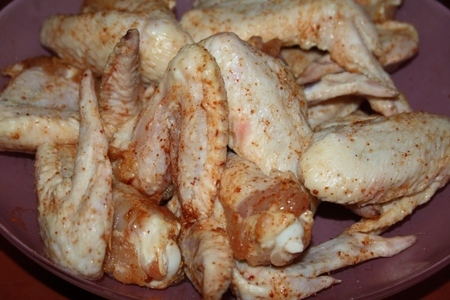 Куриные крылышки с картофельными дольками, сырным соусом-коктейлем и японским огуречным салатом: шаг 1