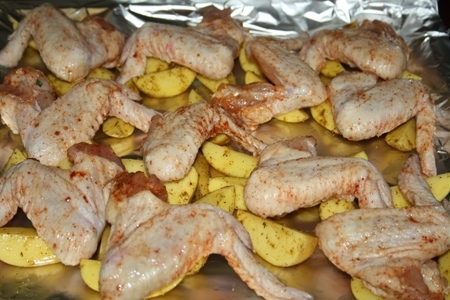 Куриные крылышки с картофельными дольками, сырным соусом-коктейлем и японским огуречным салатом: шаг 3