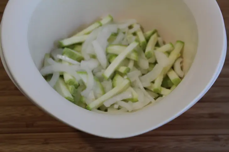 Ароматная куриная печень с кабачками: шаг 1